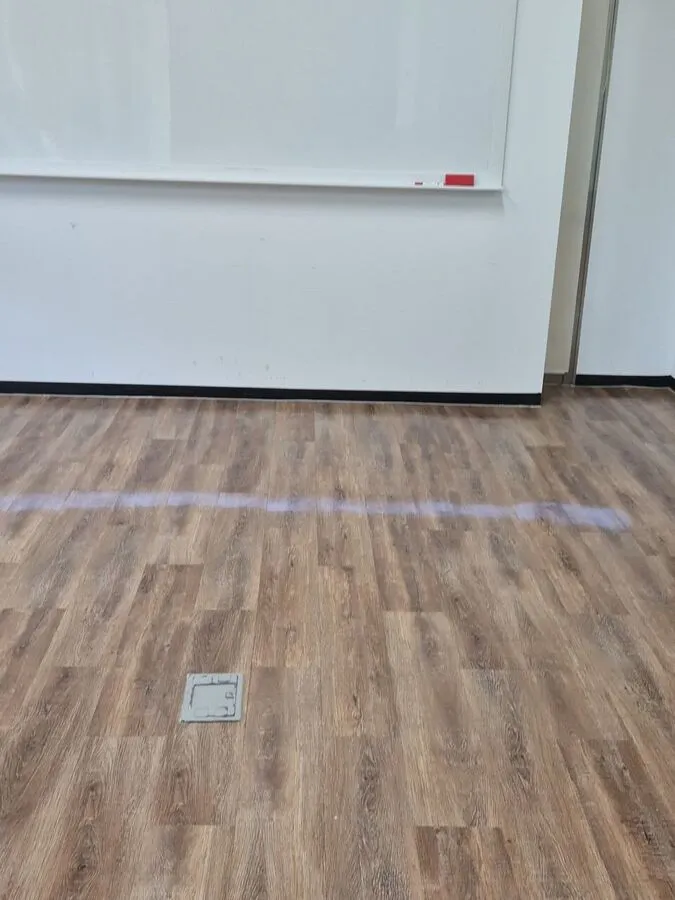 가구가 없는 마루 바닥과 흰 벽면